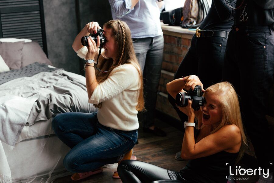 Лучше всего учиться мастерству съемки в проверенных школах фотографии с крутыми педагогами-фотографами. Только так вы добьетесь атмосферных кадров, которые будут завораживать и впечатлять. Питер Online рассказывает, где в Петербурге учат фотографировать в разных жанрах, работать со светом и цветом, создавать концепции для съемок и классно обрабатывать фото.