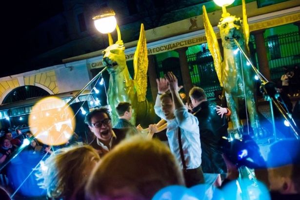 u0412 u041fu0435u0442u0435u0440u0431u0443u0440u0433u0435 u043du0430 u043cu043eu0441u0442u0430u0445 u0443u0441u0442u0440u043eu044fu0442 u043au043eu043du0446u0435u0440u0442u044b u0438u0437u0432u0435u0441u0442u043du044bu0445 u0433u0440u0443u043fu043f