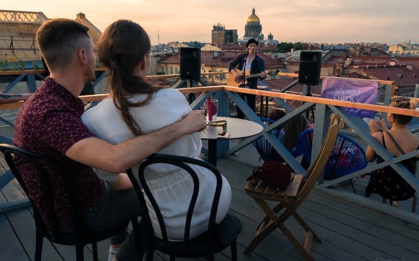 Развлечения на крышах пропитаны питерским духом, но доступны только летом — так что посещение этих мест считается одним из важнейших летних маст-хэвов. Рассказываем, как с пользой провести время, забравшись на самый верх петербургских домов.