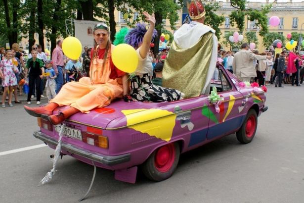 Два дня, 25 и 26 июня, в Пушкине будут проходить праздничные мероприятия, посвященные дню основания Царского Села. &nbsp;В этом году основная тема праздничных мероприятий это «Царское Село в кинематографе».