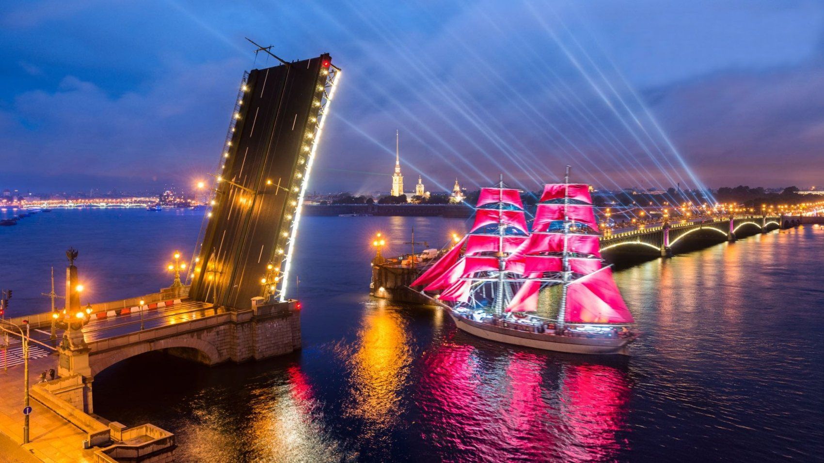 Троицкий мост изменит расписание развода в связи проведением матчей Чемпионата мира по футболу и праздника выпускников «Алые Паруса» в период с 20 июня по 11 июля. Также изменения коснутся времени работы других мостов.