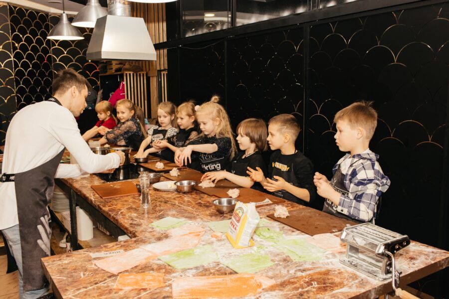 От создания фигурок из глины до изучения робототехники, от мастерства в живописи до секретов кулинарии – в городе на Неве дети могут погрузиться в увлекательный мир мастер-классов по самым разным направлениям, интересам и возрастам. Питер Online собрал 30 мастер-классов для детей в Санкт-Петербурге, которые не только помогут развить и раскрыть творческие способности, но и приобрести новые навыки, а главное – весело провести время и получить массу положительных эмоций.