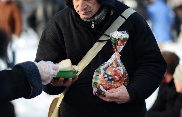 u041fu0435u0442u0435u0440u0431u0443u0440u0436u0446u044b u0441u043eu0431u0438u0440u0430u044eu0442 u043du043eu0432u043eu0433u043eu0434u043du0438u0435 u043fu043eu0434u0430u0440u043au0438 u0434u043bu044f u0431u0435u0437u0434u043eu043cu043du044bu0445