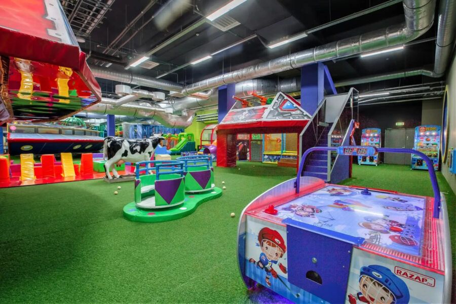 Интерьер семейного парка развлечений Joki Joya с яркими игровыми конструкциями и безопасной средой для детей