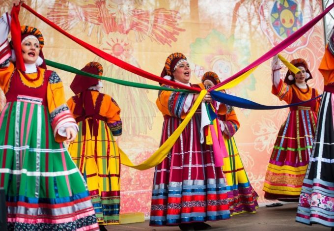 Фестиваль традиционной культуры «Шуми, Масленица!» соберет народных ремесленников, умельцев и затейников со всего света. В этом году посетителей будут развлекать сразу с восьми сценических площадок, где выступят коллетивы из Эстонии, Беларусси и России. Гостей ждут зажигательные танцы, веселая музыка, удалые конкурсы с традиционными призами, хороводы и народные забавы типа перетягивания каната, хождения по бревну и прыжков через костер, которых, кстати, будет целых четыре.