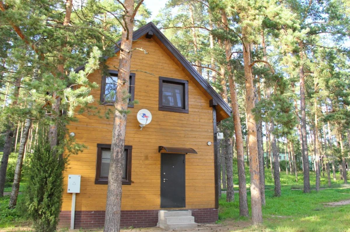 База отдыха «Связист» в Петровском — деревянные коттеджи в зелёной зоне