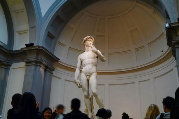 u0421u0442u0430u0442u0443u044e u0414u0430u0432u0438u0434u0430 u0432 u041fu0435u0442u0435u0440u0431u0443u0440u0433u0435 u0440u0435u0448u0438u043bu0438 u043eu0434u0435u0442u044c