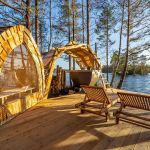 Уютные домики и современные кемпинги в Ленинградской области ждут гостей круглый год, предлагая комфортные условия на лоне природы. Вдали от городской суеты можно насладиться живописными видами, порыбачить, посетить баню с панорамой на озеро или испытать адреналин на троллее. Представляем подборку лучших баз отдыха и кемпингов под Санкт-Петербургом, идеальных для семейного и активного отдыха.