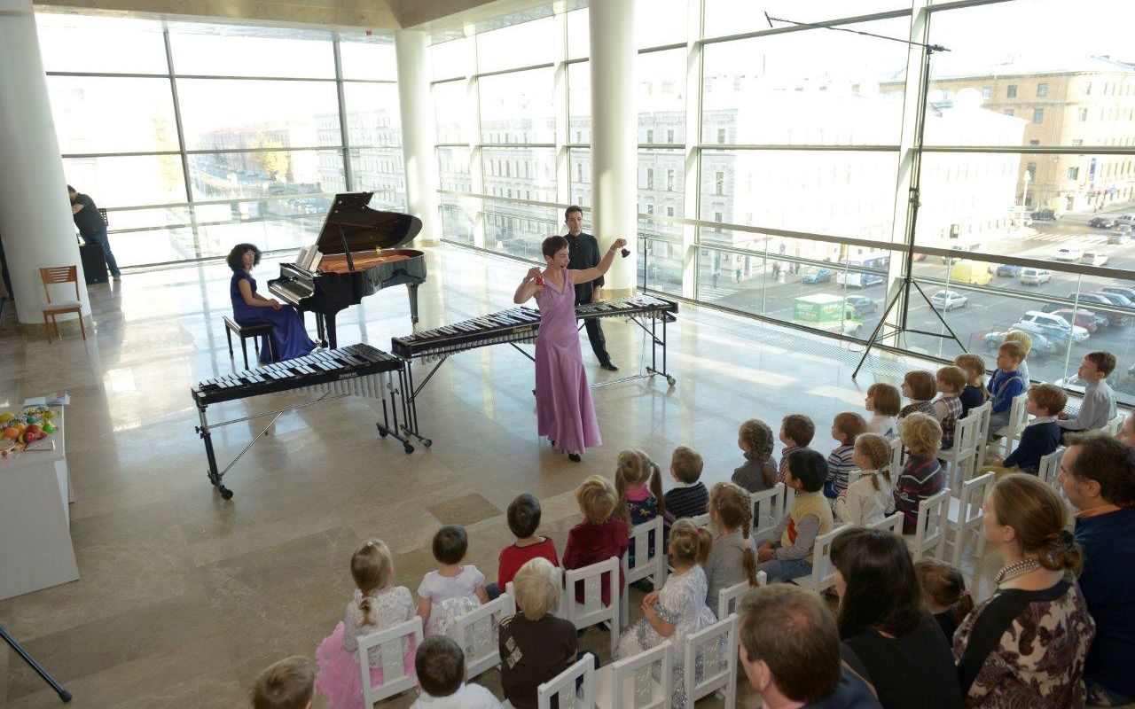 В новом здании Мариинского театра продолжается сезон проекта «Открытая среда». В рамках проекта любой желающий сможет приобщиться к классической музыке абсолютно бесплатно. Концерты будут проходить каждую среду в Фойе Стравинского. Количество мест ограничено, поэтому всем желающим насладиться прекрасной музыкой стоит приходить заранее.
