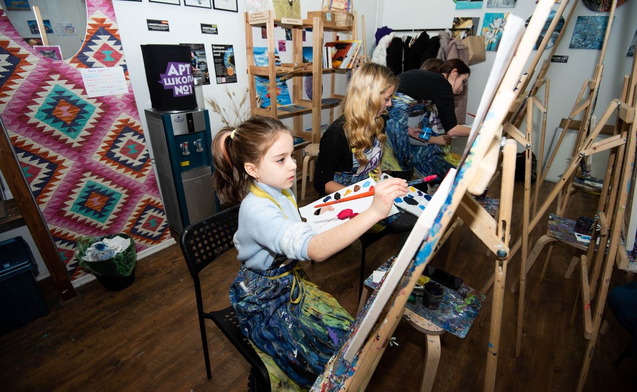 Ваш ребенок просит научить его рисовать или мечтает создать собственный комикс? В нашей подборке — 15 проверенных мест, где детям помогут раскрыть талант в любой технике: от классической живописи до аниме и песочной анимации. В каждой студии опытные преподаватели, комфортная атмосфера и возможность попробовать уникальные направления — от масляных красок до работы с эпоксидной смолой.