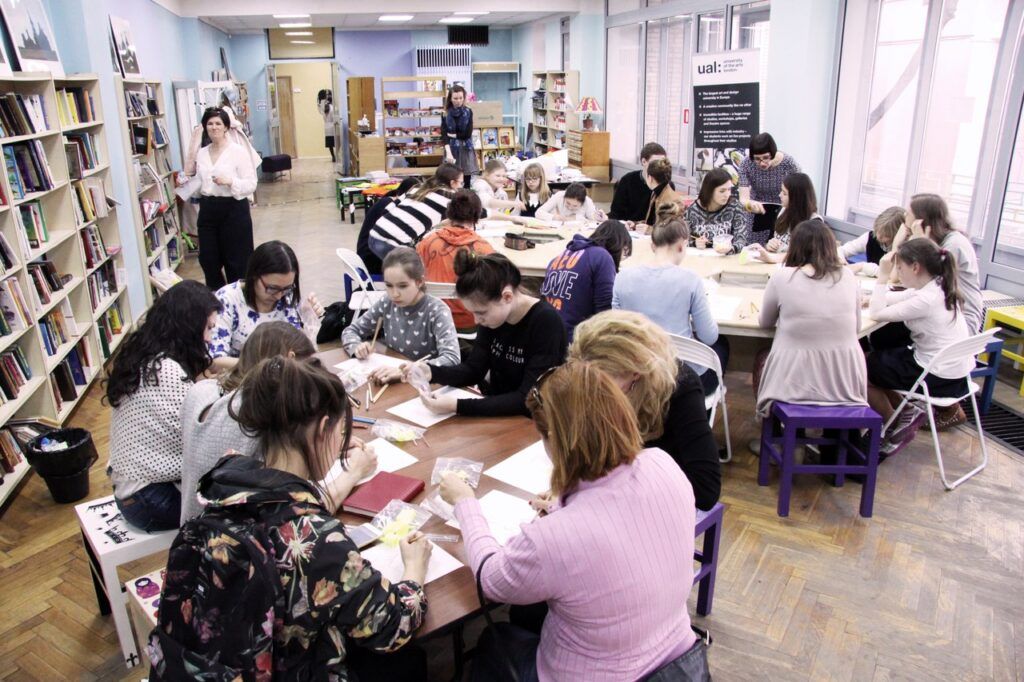 Научиться классно кататься на роликах, изучить основы журналистики и фотографии, стать настоящим мастером Кунг-фу, обучиться игре на барабанах и различным видам жонглирования, начать танцевать страстное танго, попробовать себя в актерском амплуа, получить прекрасную растяжку в Петербурге может любой желающий не потратив ни копейки.