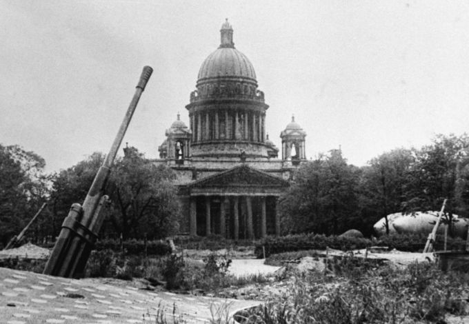 С 23 по 27 января в театре Музыкальной комедии пройдет серия общедоступных концертов, приуроченных к годовщине со дня снятия блокады Ленинграда. Зрители услышат песни о войне и блокаде, а также фрагменты из оперетт, шедших на сцене театра в непростые блокадные годы.