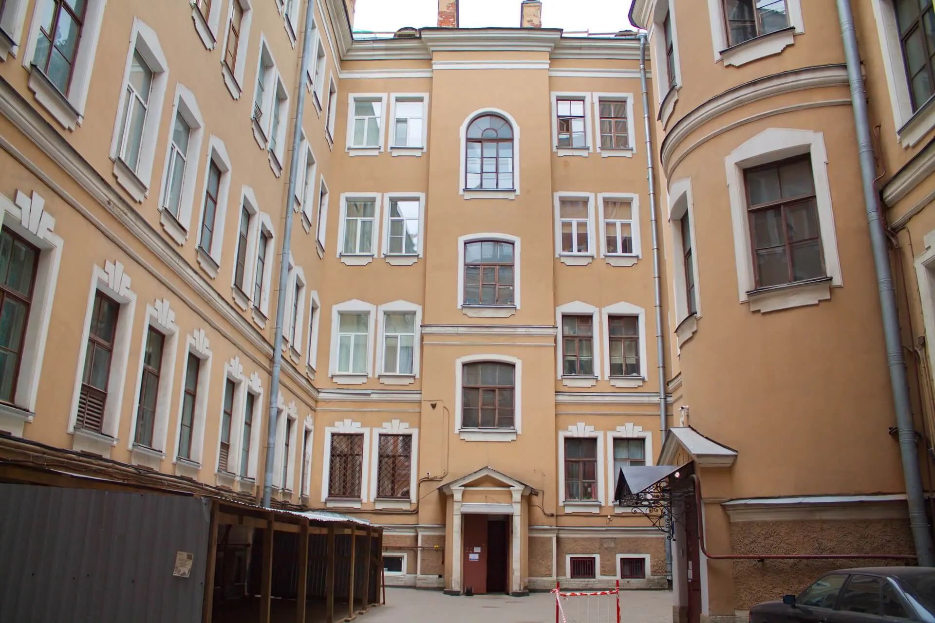 Двор у Светящейся арки на 13 линии Васильевского острова