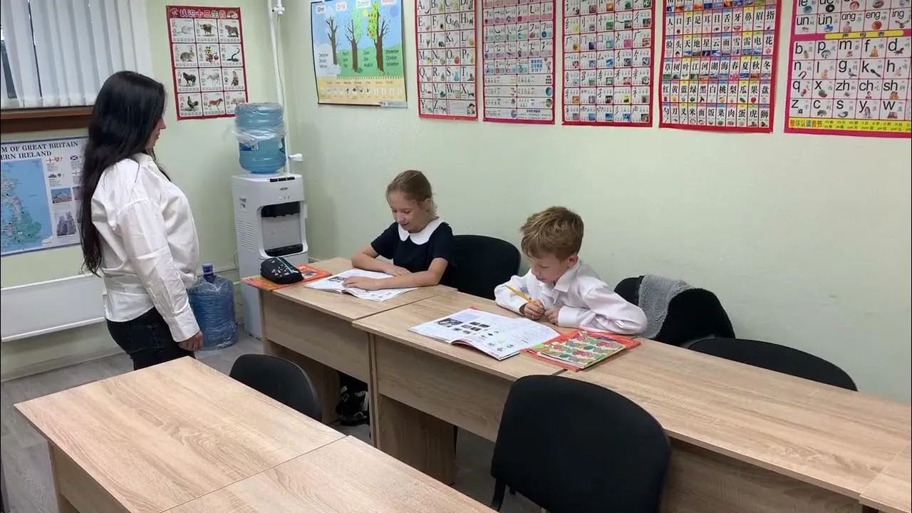 Преподаватель занимается английским с детьми в школе Study Smart
