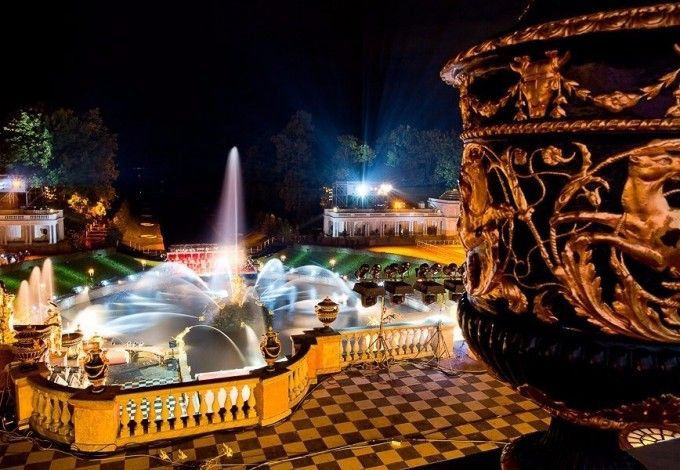 Фонтаны будут открыты для посещения вплоть до 16 октября. Затем их отключат до весны, а Нижний парк государственного музея-заповедника перейдет на зимний режим работы. Так что стоит поспешить.