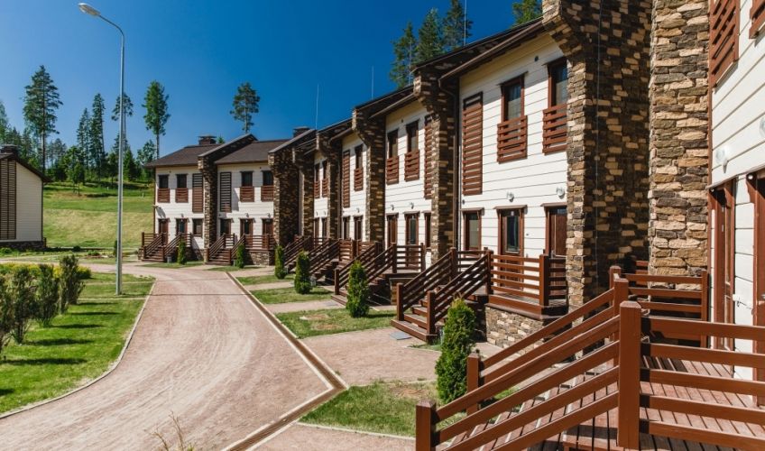 Горнолыжный курорт Игора с видом на основную инфраструктуру зимой