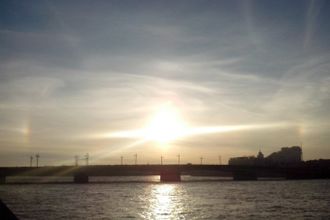 22 июня вечером, перед закатом, над петербургским небом можно было наблюдать астрономическое явление "гало". Фотографию прислал в журнал "Питер-Online" наш читатель Сергей Мирошкин.