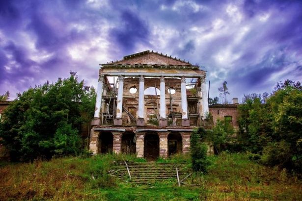 На карте можно найти роскошные особняки, которые когда-то поражали своей красотой, но и сейчас способны удивить своим величием. Советуем посетить хотя бы часть из них. Вы наверняка уже проходили мимо некоторых объектов, не задумываясь, что пропускаете очередной шедевр архитектурной мысли прошлого.