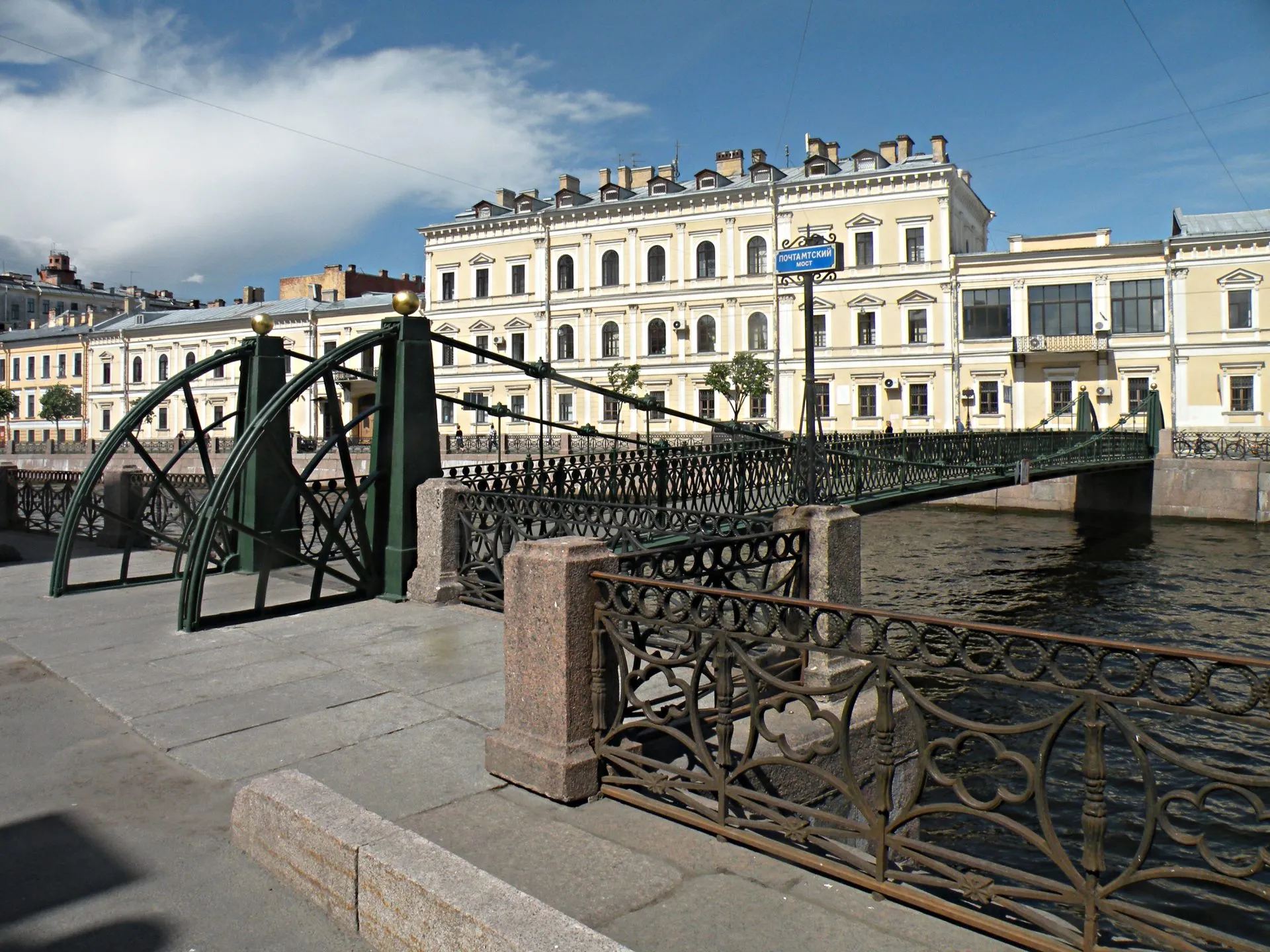 В Петербурге в честь 75-летия прорыва блокады Ленинграда, 18 января, зажгут сотни свечей на набережной у мемориала «Блокадная полынья» на Фонтанке, где ветераны расскажут про жизнь в осажденном городе. Также мероприятие будет сопровождаться музыкой Шостаковича.