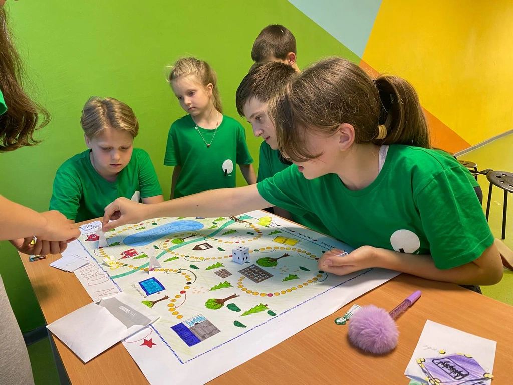 Дети играют в настольную игру на английском в центре Инфинитив