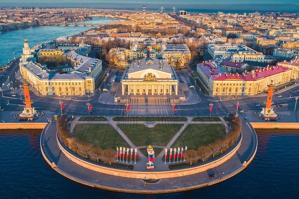 Академия художеств, дворец Меншикова, Стрелка, Кунсткамера, Зоологический музей и берег Финского залива — всё в одной прогулке.