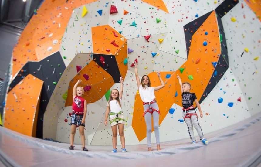 Чтобы взобраться на скалу совсем не обязательно ехать в горы далеко за город. В Петербурге есть немало мест с искусственными «скальными стенами» с дорожками разной степени сложности. Недавно в Северной столице появился новый комплекс «Энергия Высоты», включающий в себя скалодром и веревочный парк. Пообщались с представителями нового пристанища скалолазов, зачем это все надо.