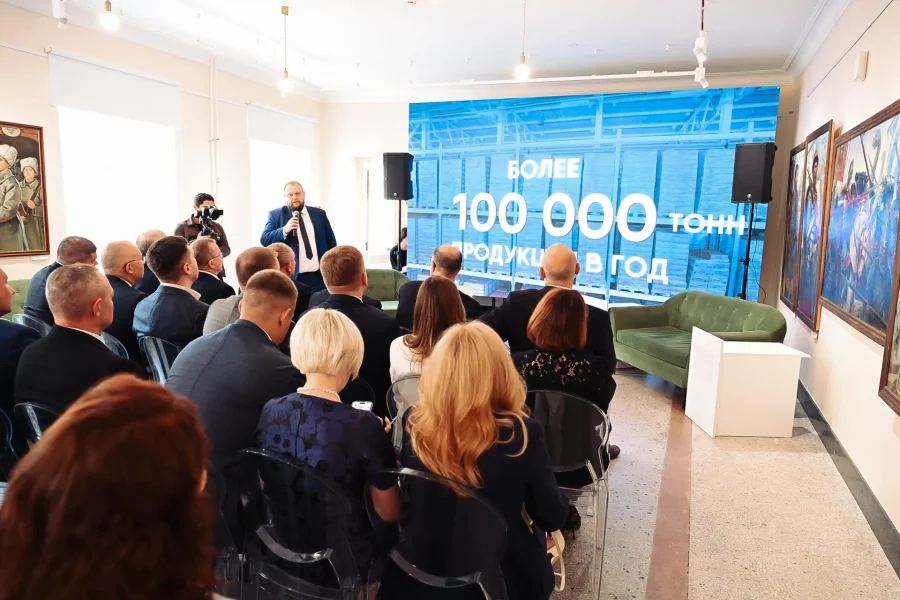 В конце августа в Петербурге прошли Дни Чувашии — двухдневное мероприятие, объединившее культурную программу, спортивные события и деловые встречи. У Государственной академической капеллы состоялась выставка «Родные берега», где Чувашская Республика — жемчужина Поволжья, родина космонавта Андриана Николаева и легендарного комдива Василия Чапаева — представила свои достижения и национальное наследие. Одним из участников программы стала кондитерская фабрика «АККОНД», которая презентовала новые продукты и обсудила перспективы сотрудничества с петербургскими ритейлерами.