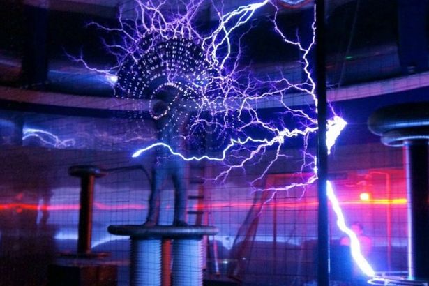 Фестиваль науки, технологии, дизайна и равлечений развернется на территории Санкт-Петербургского университета в начале сентября. Праздник планируют для любой возрастной категории, вполне можно прийти всей семьей и для всех найти развлечения. Лекторий, химические и физические опыты, увлекательные демонстрации научных эффектов, мастер-классы по техническому творчеству, проектированию, созданию сувениров из дерева и созданию реактора Железного человека, а также спортивные активности вроде фрисби и гонок на лонгбордах – все, чтобы увлекательно и полезно провести осенний день.