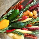 Огромный мясной букет с колбасами, сырами и овощами теперь можно подарить близким с доставкой по Санкт-Петербургу. Необычный подарок станет не только приятным сюрпризом, но и хорошим дополнением праздничного стола. Так что если вы не знаете, что подарить близким или коллегам – рекомендуем рассмотреть этот аппетитный вариант.