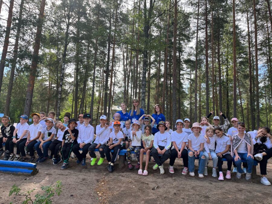 Панорамный вид на территорию лагеря Волна с озерами, сосновым лесом и спортивными площадками