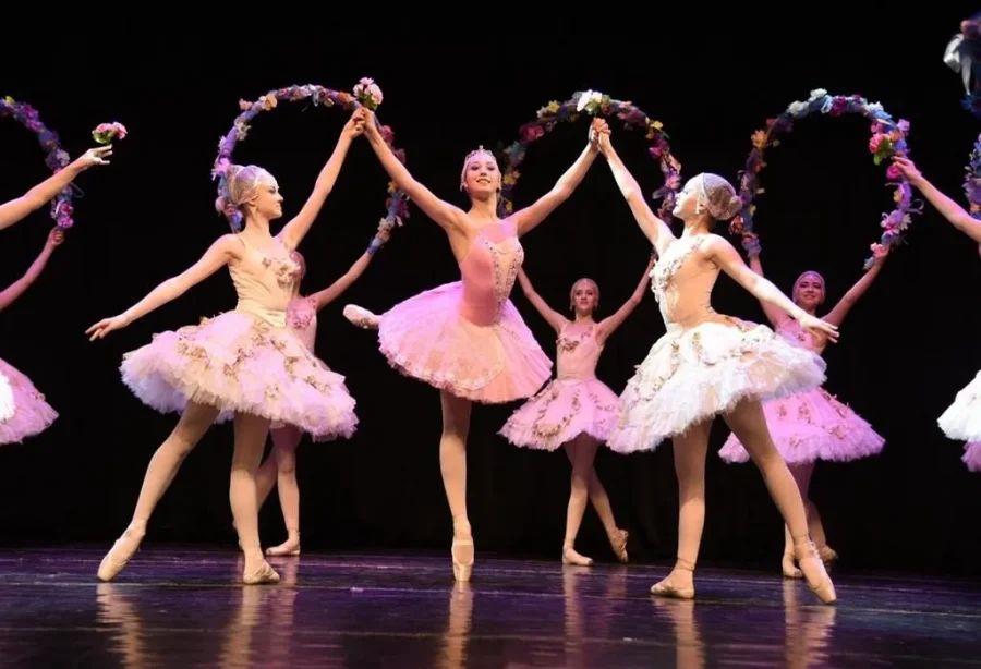Ученицы Императорской школы русского балета на сцене в классических пачках