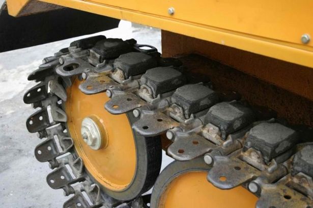 u0412 u041fu0435u0442u0435u0440u0431u0443u0440u0433u0435 u043du0430 u043fu0430u0440u0430u0434u0435 u041fu043eu0431u0435u0434u044b u0442u0430u043du043au0438 u043eu0431u0443u044eu0442 u0432 u00abu0430u0441u0444u0430u043bu044cu0442u043eu0445u043eu0434u043du044bu0435 u0431u0430u0448u043cu0430u043au0438u00bb