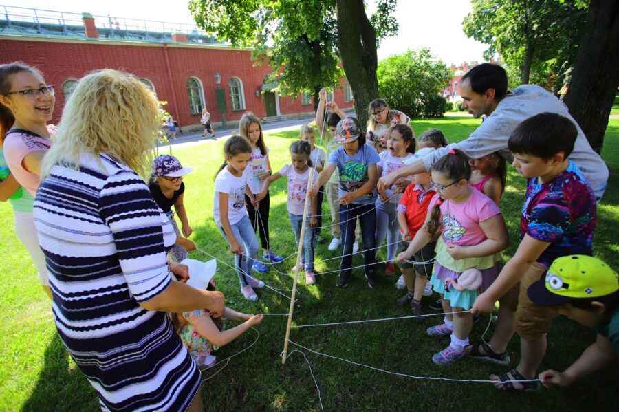 Дети на экскурсии по историческому центру Петербурга с гидом от Культурного Кота