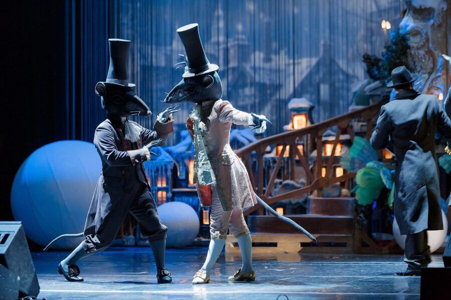 Новый театр «LDM. Новая сцена» на Песочной набережной является одним из немногих частных музыкальных театров в России и единственным в Санкт-Петербурге, который после последней реконструкции стал идеальным местом для мультимедийных мюзиклов и шоу. Зал театра рассчитан на 1204 места, оборудован по последнему слову техники, имеет уникальную архитектуру и акустику, создающую волшебную атмосферу для зрителей.