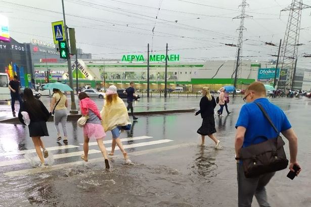 Вчерашний вечер принёс в город настоящую непогоду: помимо завораживающих молний, жители увидели крупный град и сильнейший дождь. Ливневая канализация Петербурга не выдержала перед напором стихии, и в воде оказалось несколько улиц, торговых центров и станций метро.