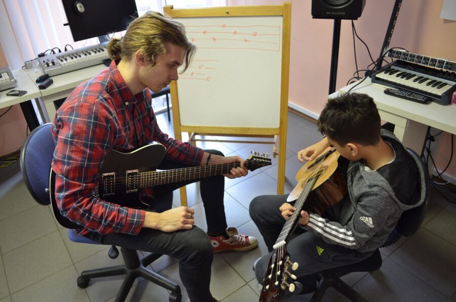 Освоить техники игры на гитаре, научиться исполнять любимые мелодии, импровизировать или стать настоящей суперзвездой. Питер Online собрал список детских школ в Петербурге, где обучают игре на гитаре и которые отличаются качественным и интересным обучением, талантливыми и опытными педагогами, дружеской атмосферой и индивидуальным подходом к каждому молодому гитаристу.