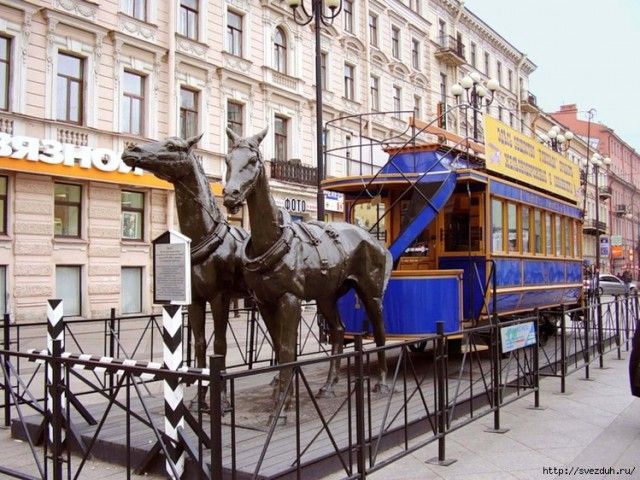 Бронзовый Остап Бендер с папкой компромата у стула с бриллиантами — и десятки других необычных, мистических скульптур Петербурга.