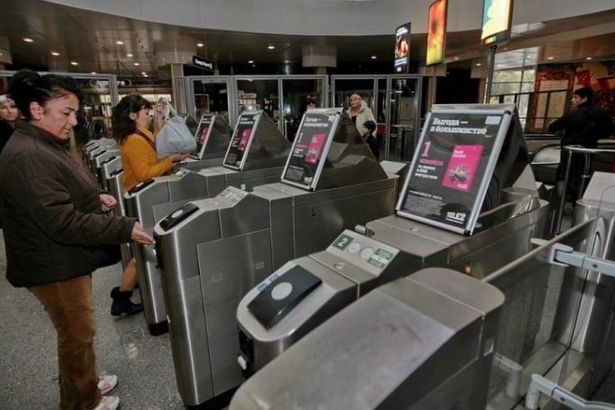 На заседании ЗакСа губернатор города Георгий Полтавченко заявил о том, что в Петербурге ожидается повышение цен на проезд в метро и на наземном транспорте. Таким образом, стоимость проезда составит 45 и 40 рублей соответственно.