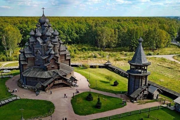 Петербуржцы смогут&nbsp;выбраться&nbsp;из города в атмосферу настоящей русской деревни и старого праздника с веселыми святками, песнями и колядками. Нарядиться и принять участие в святочных играх и шуточных состязаниях, петь песни и водить хороводы по деревенским улочкам и многое другое.