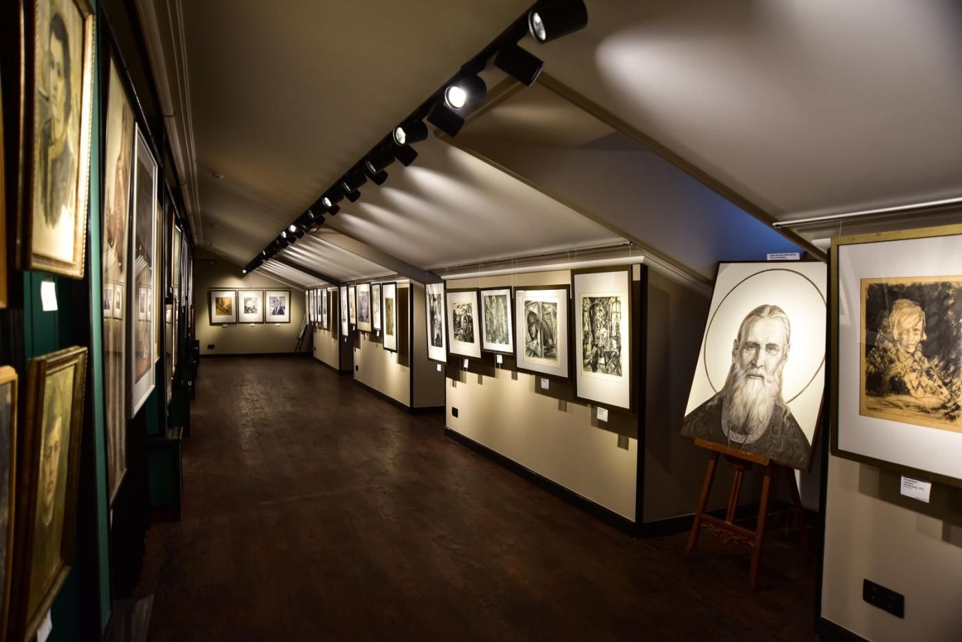 На Обуховской Обороны: концерты, выставки, театральные постановки и мастер-классы в индустриальном интерьере с высокими потолками.