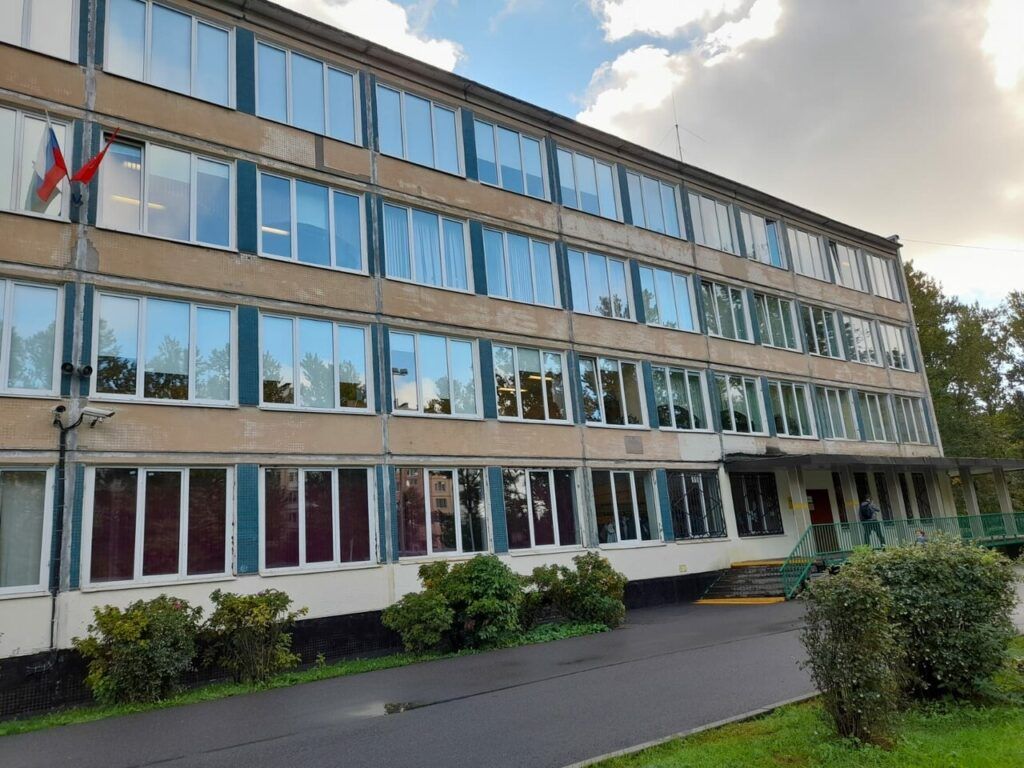 Подготовиться к кембриджским тестам и поступить в Гарвард, расширить свои знания в физике или развить свои навыки и стать экспертами в определенной области. В настоящее время существует множество школ, которые предлагают ученикам углубленное изучение различных предметов. Питер Online собрал список таких школ Петербурга, где работаю профессиональные педагоги, обладающие большим опытом, современные авторские программы и интересные внеклассные занятия.