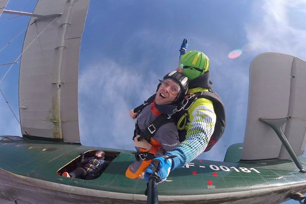 Шаг в бездну, незабываемая минута свободного падения — и вот вы уже под белоснежным куполом на высоте птичьего полета. Отсюда жизнь видится совсем под другим углом: маленькие дома, машины, крошечные люди и бескрайние просторы природы. Питер Online рассказывает, где можно совершить&nbsp;прыжок с парашютом, а также цены на это прекрасное безумие: