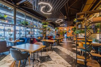 Лучший по кухне — Vakh с шефом из ресторанов Michelin Guide; хинкальные от 700 ₽ до авторских концептов за 2150 ₽.