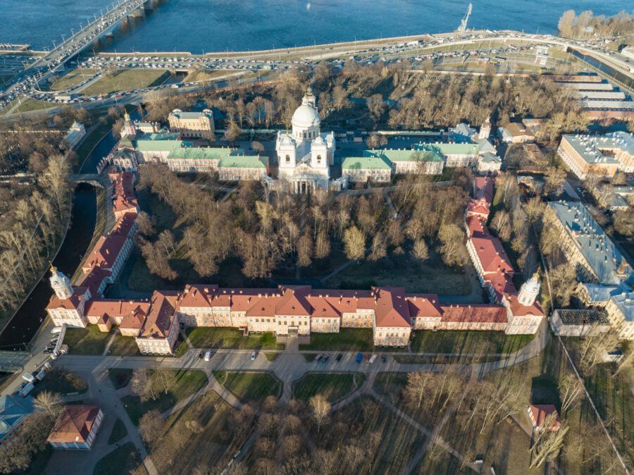 Острова занимают около 80 кв. км: Васильевский, Петроградский, Крестовский и 24 других — естественных и искусственных.