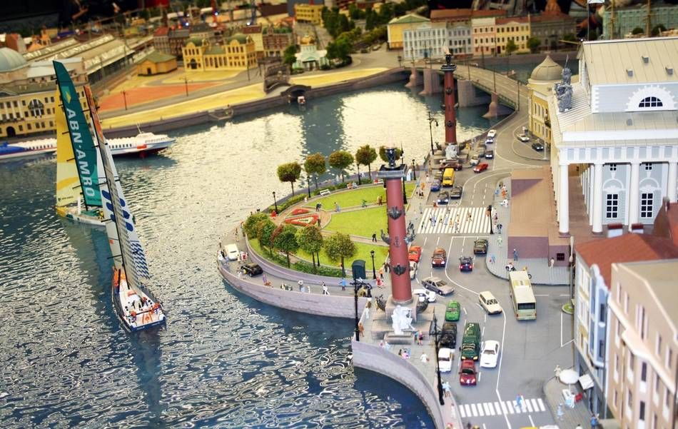 Гранд-макет Россия - масштабная интерактивная миниатюра с движущимися поездами и автомобилями, меняющимся днем и ночью