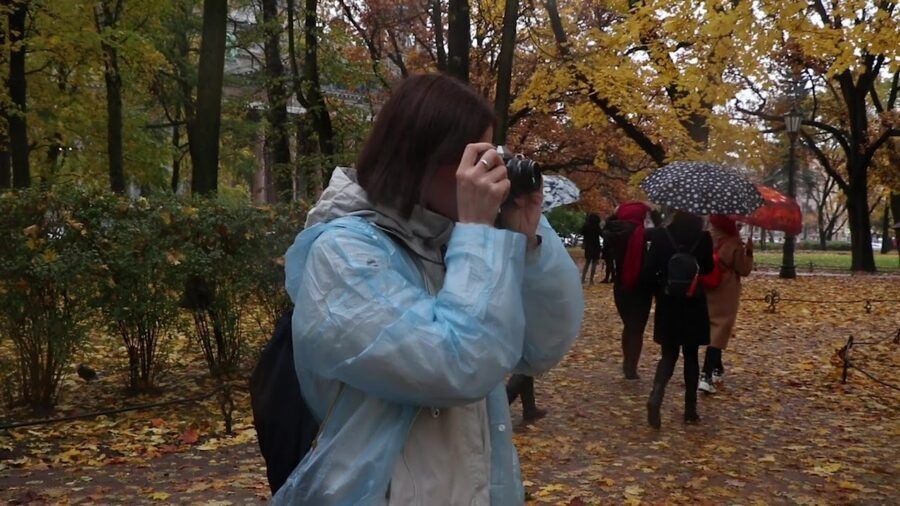 Лучше всего учиться мастерству съемки в проверенных школах фотографии с крутыми педагогами-фотографами. Только так вы добьетесь атмосферных кадров, которые будут завораживать и впечатлять. Питер Online рассказывает, где в Петербурге учат фотографировать в разных жанрах, работать со светом и цветом, создавать концепции для съемок и классно обрабатывать фото.