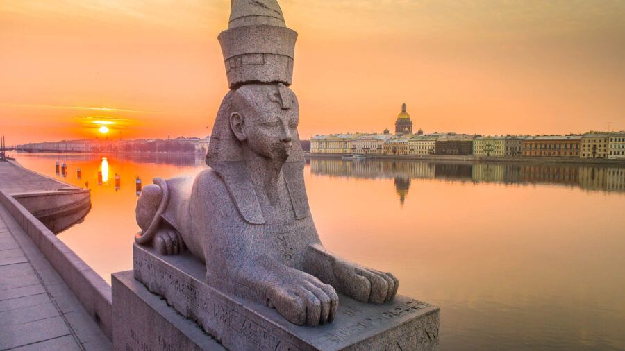 Теплоход на развод мостов, метеор в Петергоф, прогулки по крышам и мистические экскурсии — 15 маршрутов для незабываемого летнего Петербурга.