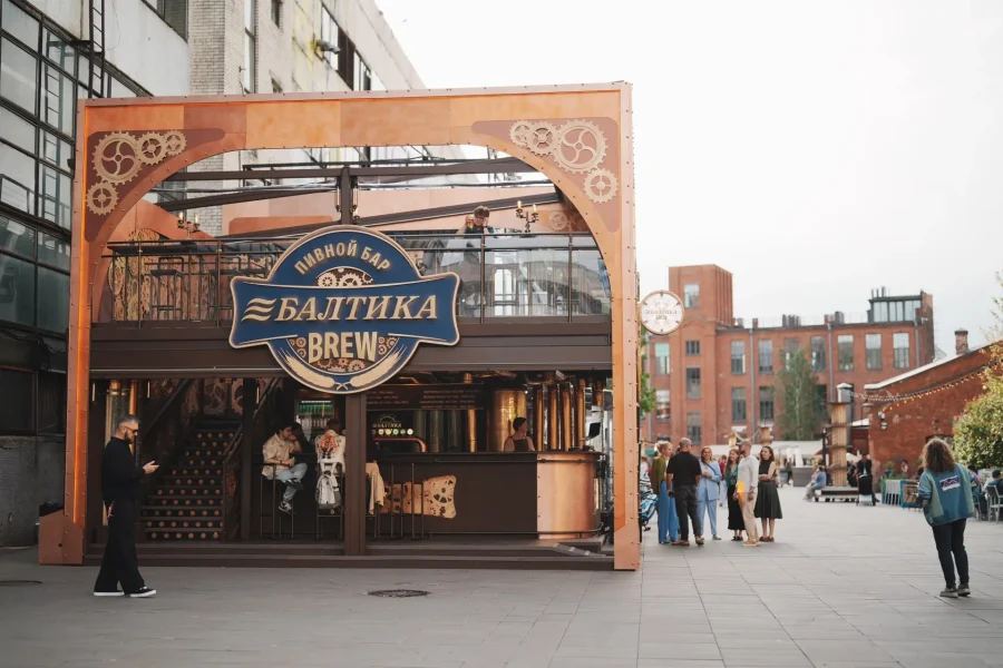 В пространстве «Севкабель Порт» открылся первый поп-ап бар «Балтика Brew», оформленный в необычной промышленной эстетике. Проект будет работать в течение всего теплого сезона и станет частью одноименной экосистемы премиального российского пивоварения, объединяющей новые сорта, авторские рецептуры и современные подходы к развитию пивной культуры.