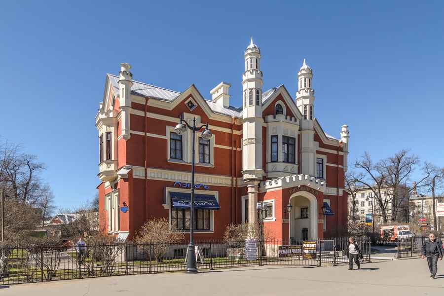 Дача Салтыковой у метро Черная речка — псевдоготический особняк