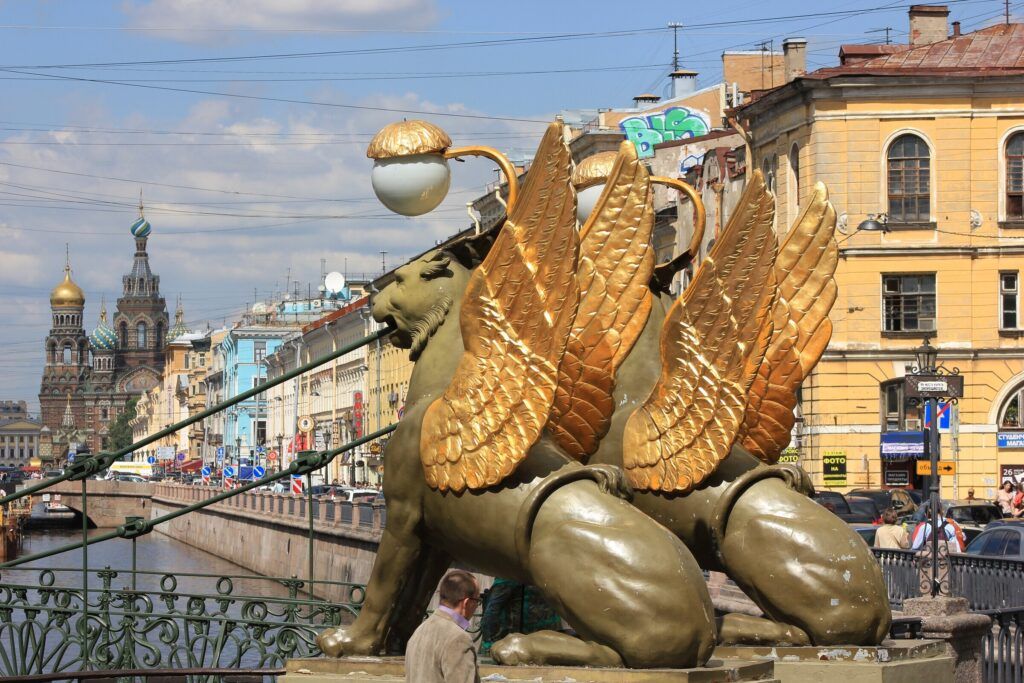 Посмотреть на звезды, прогуляться по красивому парку или загадать желание у волшебного памятника – подборка мест для влюбленных. Куда отправиться в Санкт-Петербурге в места полные романтики с любимой девушкой/парнем.